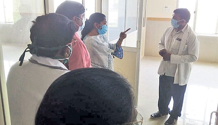 పరీక్షలు, టీకాలు ఒకేచోట వద్దు