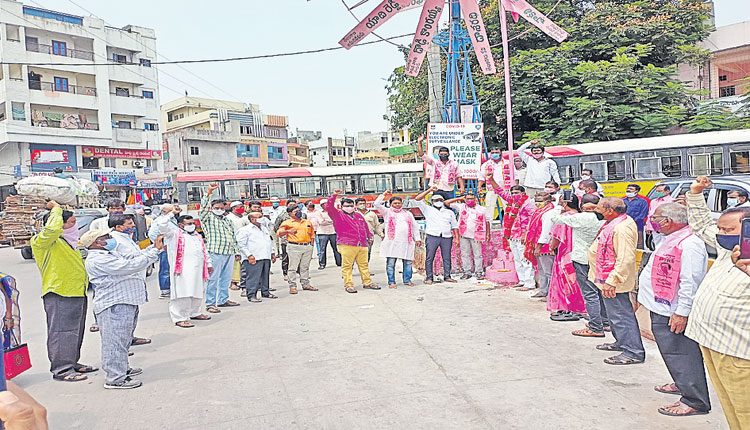 వాడవాడలా టీఆర్‌ఎస్‌ ఆవిర్భావ వేడుకలు