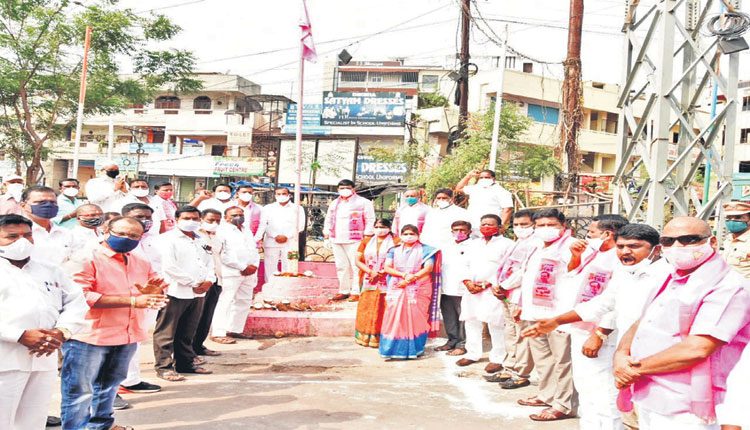 నిరాడంబరం.. ఘనమైన సంబురం