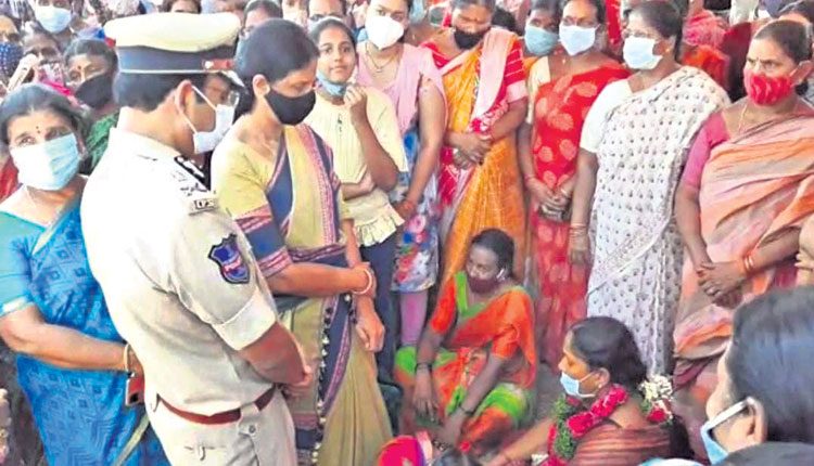 తాగుబోతు చేష్టలకు పోలీసు బలి