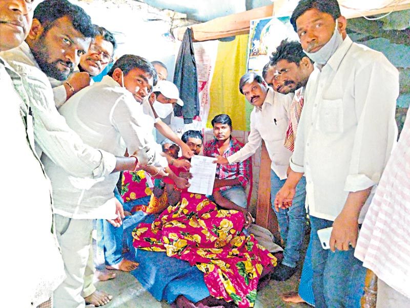 మహేశ్‌కు మంత్రి కేటీఆర్‌ భరోసా