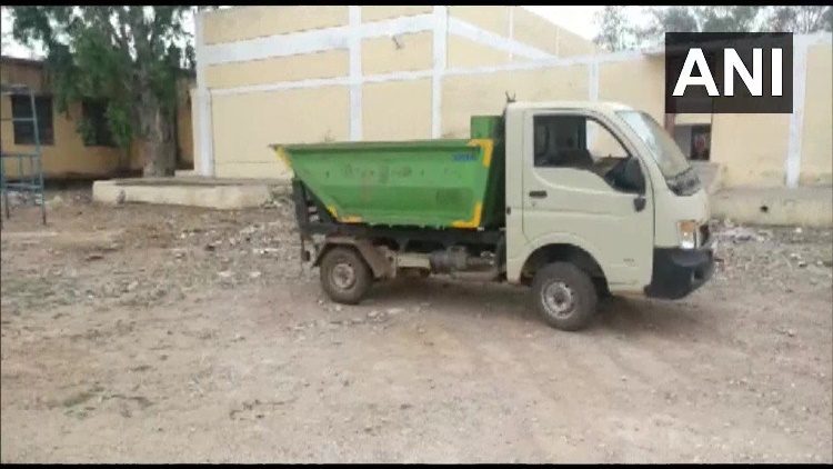 చెత్త వాహనంలో డెడ్‌ బాడీలు