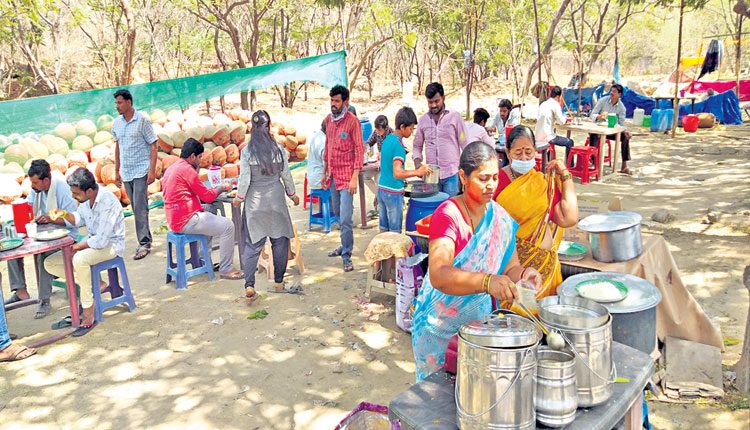 వనభోజనంబు