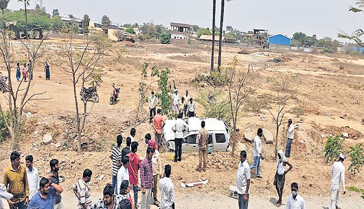 టైరు పంచరై కారు బోల్తా