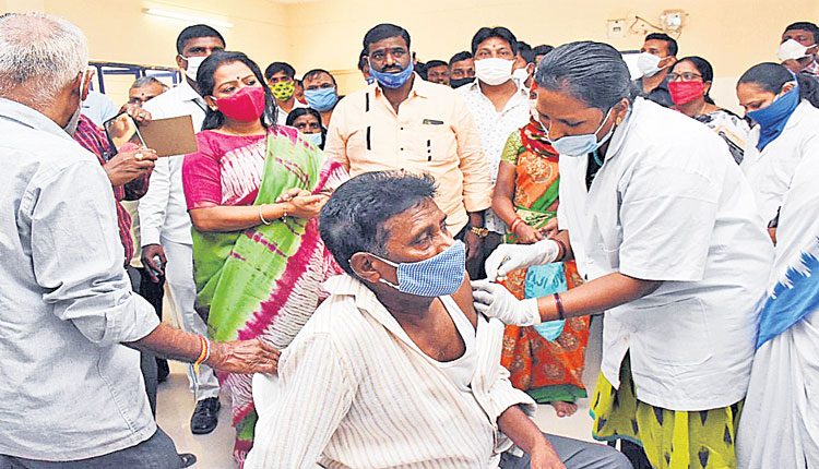 అపోహాలు వద్దు..వాక్సిన్‌ వేసుకోండి