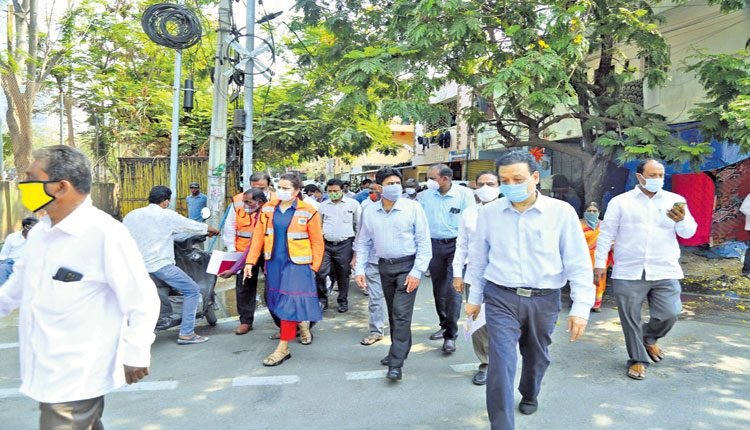 అక్రమ నిర్మాణం పరిశీలన