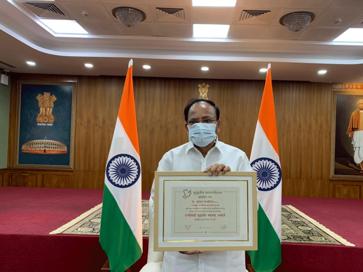 మహిళల ఆరోగ్య అవసరాలపై దృష్టి పెట్టాలి: వెంక‌య్యనాయుడు