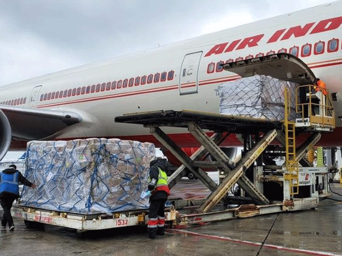 అమెరికా నుంచి ఢిల్లీకి చేరిన‌ 318 ఆక్సిజన్ కాన్సంట్రేట‌ర్లు