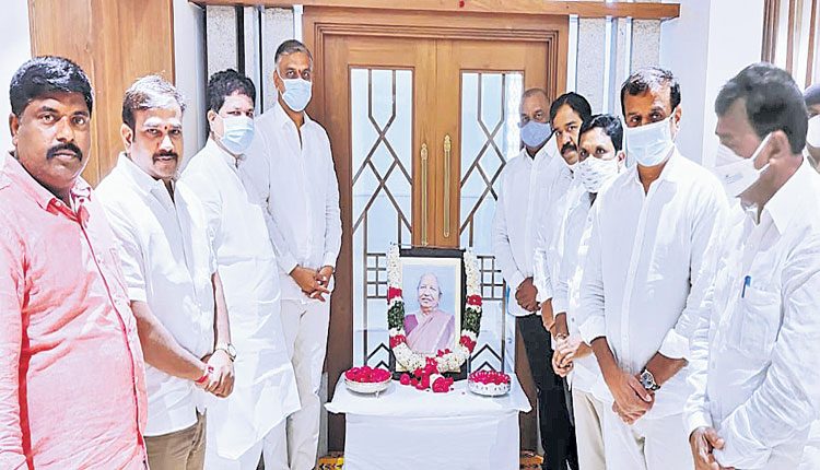 కార్పొరేటర్‌ మందడిని పరామర్శించిన మంత్రి