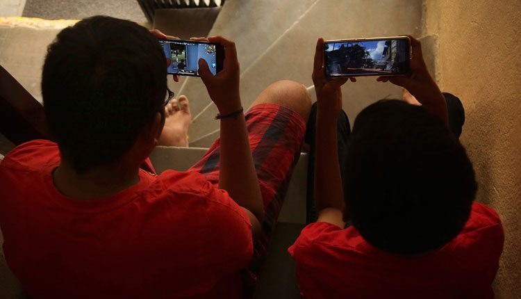 ఫోన్‌లో ఆడొద్దన్నందుకు విద్యార్థి ఆత్మహత్య