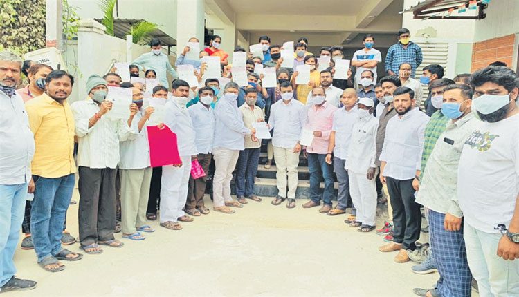 అభివృద్ధి పనుల్లో వేగం పెంచాలి