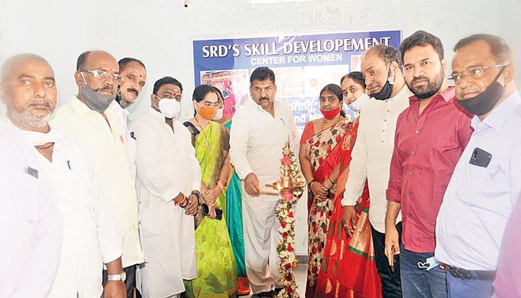 మహిళలు ఆర్థికంగా రాణించాలి