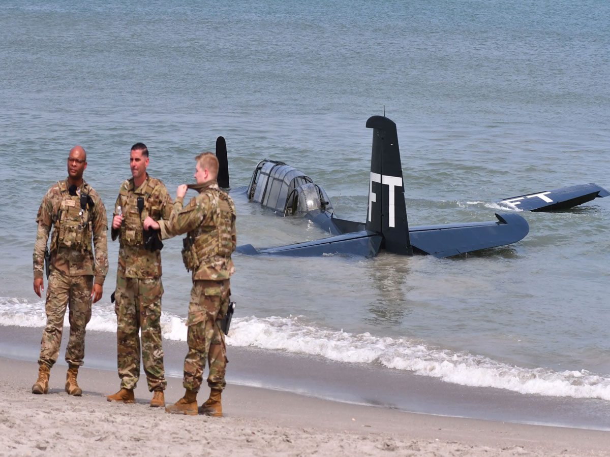 సముద్రంలో విమానం అత్యవసర ల్యాండింగ్‌.. వీడియో వైరల్‌