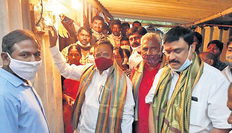 పేదల గుడిసెల్లో  విద్యుత్‌ వెలుగులు
