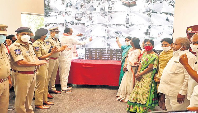 నేరాల నియంత్రణకు సీసీ కెమెరాలు దోహదం