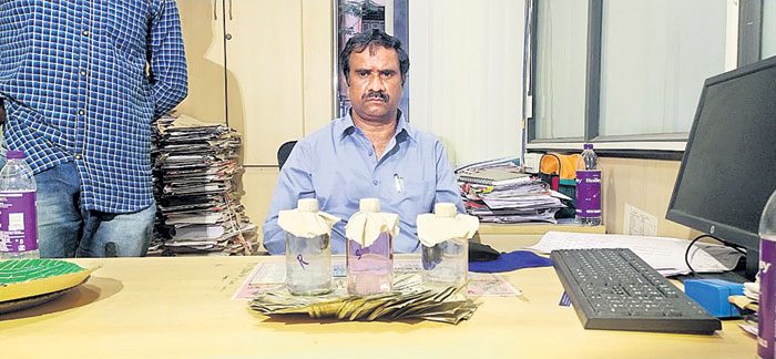 ఏసీబీకి చిక్కిన విద్యుత్తు డీఈ