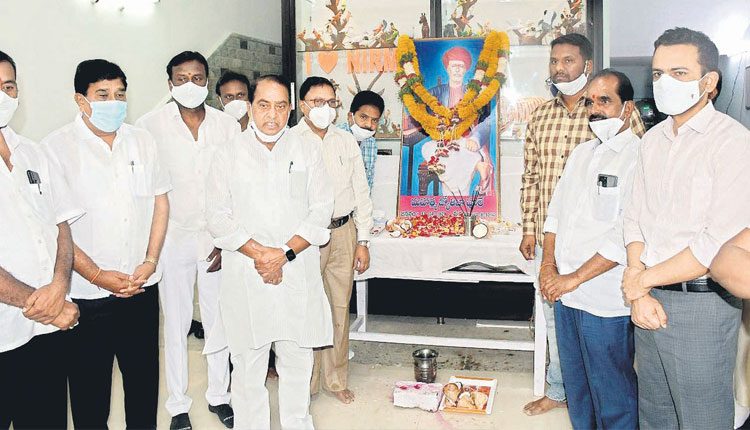 మహనీయుల అడుగుజాడల్లో నడువాలి