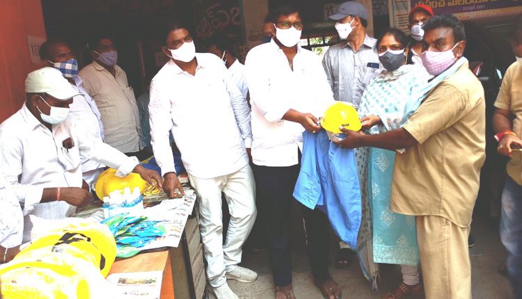 కార్మికుల సేవలు మరువలేనివి