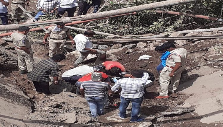 కుప్పకూలిన పురాతన వంతెన