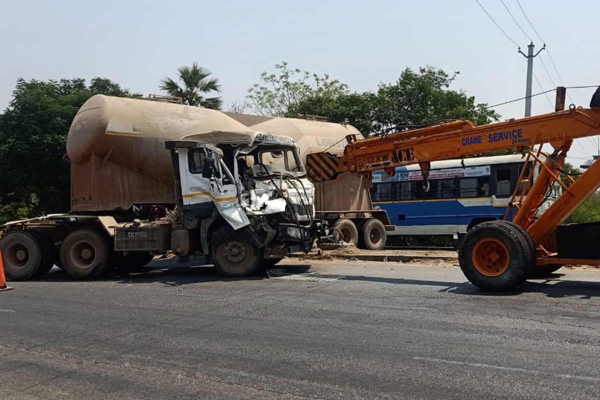 ట్యాంకర్‌-డీసీఎం ఢీకొని డ్రైవర్లకు తీవ్రగాయాలు