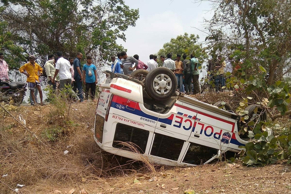 పోలీస్‌ వాహనం బోల్తా.. ఎస్‌ఐకి గాయాలు