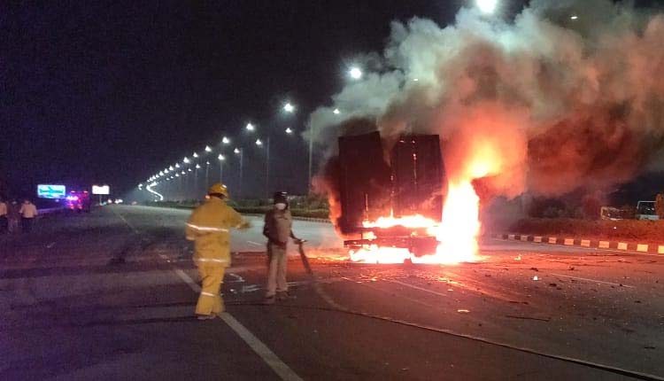 రాజేంద్రనగర్‌ ఓఆర్‌ఆర్‌పై ప్రమాదం.. మంటల్లో చిక్కుకొని ఇద్దరు సజీవ దహనం