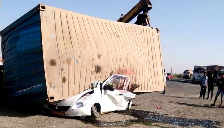 కారుపై పడ్డ కంటైనర్.. నలుగురు దుర్మరణం