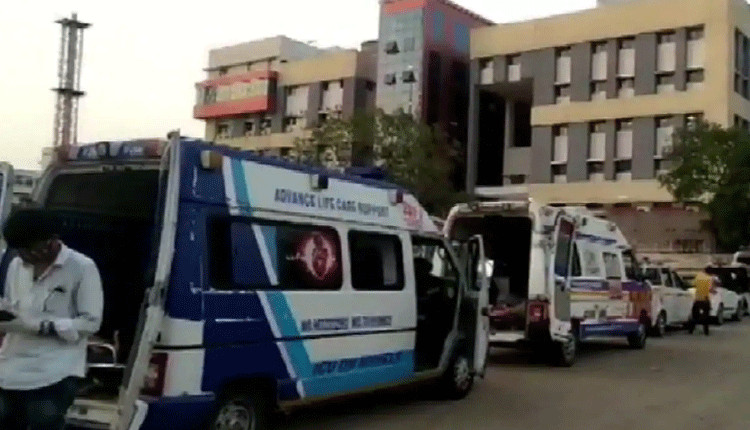 గుజ‌రాత్ ఆసుప‌త్రుల వ‌ద్ద‌.. క‌రోనా రోగుల‌తో అంబులెన్స్‌ల క్యూ