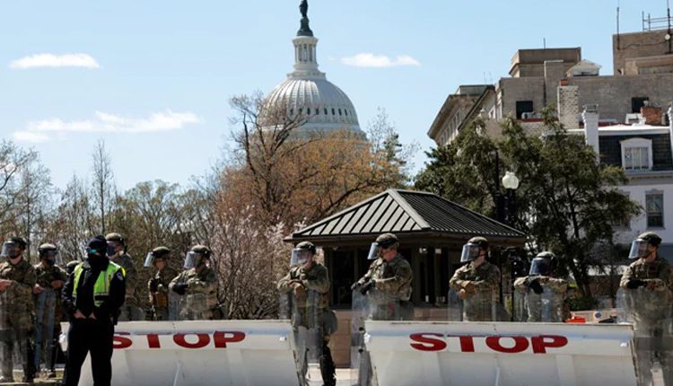 కారుతో ఢీకొట్టి.. కత్తితో పొడిచి.. అమెరికాలో పోలీస్‌ మృతి