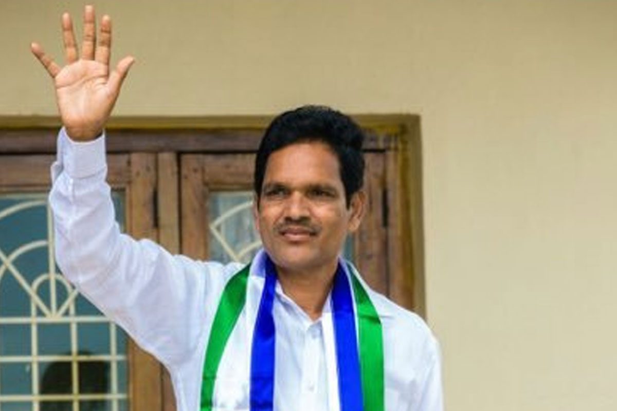 రోడ్డు ప్రమాదంలో అరకు ఎమ్మెల్యేకు గాయాలు