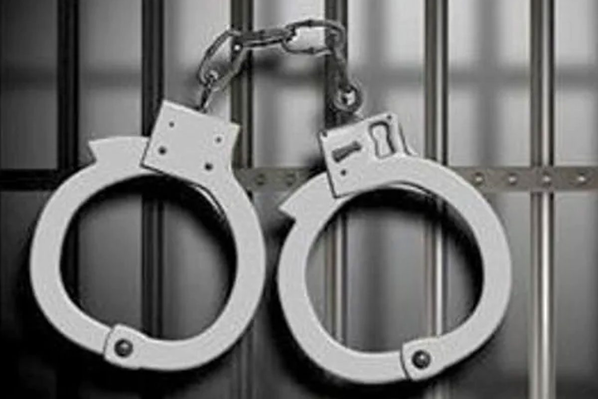 ప్రాణ‌వాయువును వ‌ద‌ల‌ని మాఫియా.. ఆక్సిజ‌న్ సిలిండ‌ర్ల‌ను విక్ర‌యిస్తున్న ఇద్ద‌రి అరెస్టు