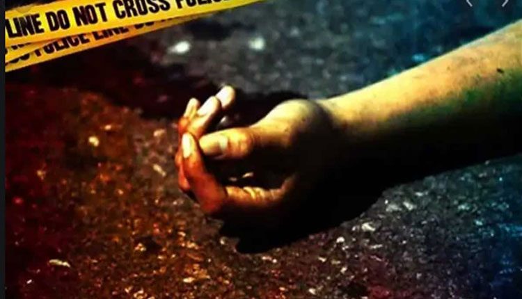 పాత బ్రిడ్జి కూలి వ్యక్తి మృతి.. మరొకరికి తీవ్ర గాయాలు