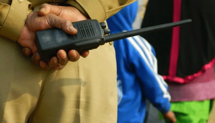 భార్య‌ను కొట్టిన భ‌ర్త‌.. అడ్డుకోబోయిన పోలీస్‌పై దాడి