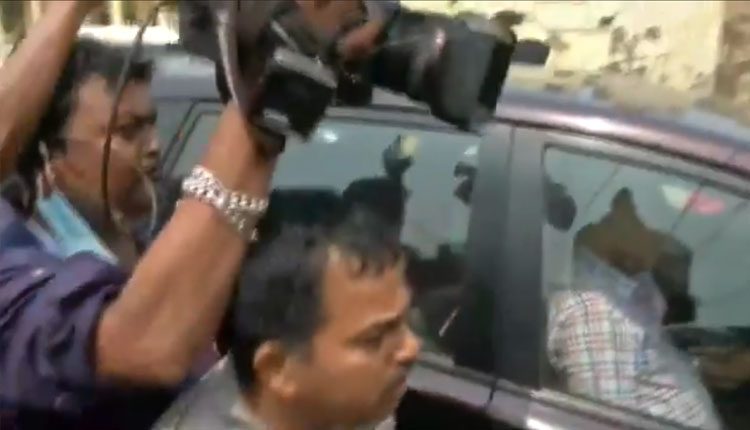 బెంగాల్ ఎన్నిక‌లు: ‌బీజేపీ మ‌హిళా నేత‌ వాహ‌నంపై స్థానికుల దాడి