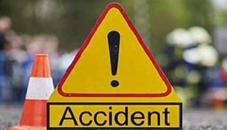 ఆటోనగర్‌లో బైక్‌, డీసీఎం ఢీ.. మహిళ మృతి