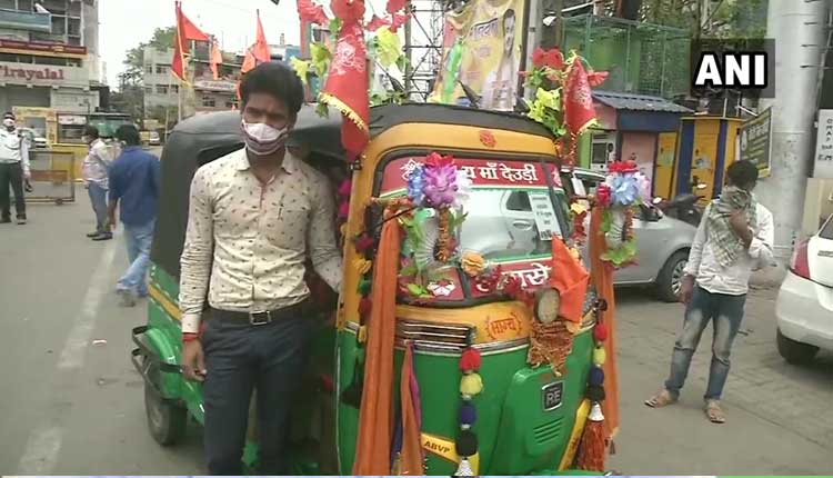 మాన‌వ‌త్వం చాటుకుంటున్న‌ ఆటోవాలా.. ఎలాగో తెలుసా..?