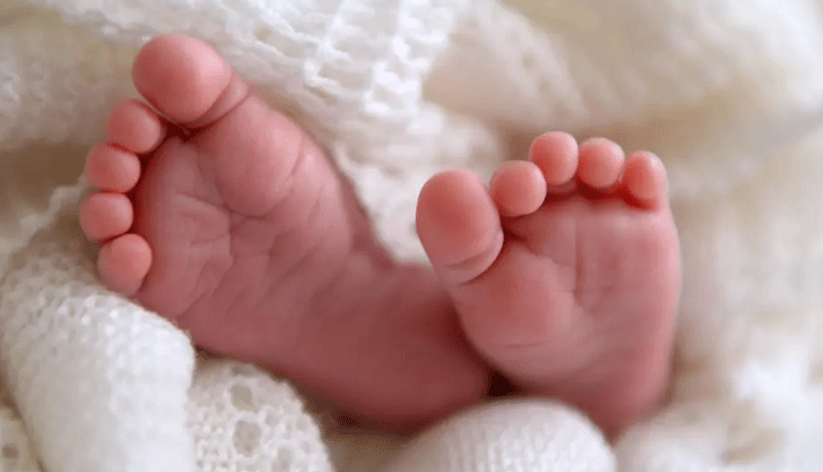 దారుణం : ఆడపిల్ల పుట్టిందని ఆటోలోనే వదిలి వెళ్లింది