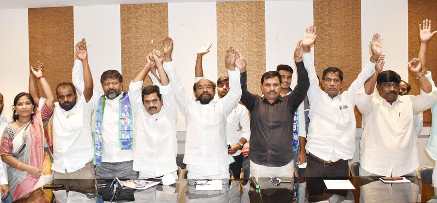 బీసీ భగత్‌కే మద్దతు