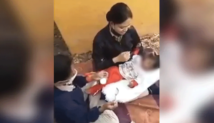 త‌ల్లి మృతదేహం ప‌క్క‌న‌.. రెండు రోజులుగా ఆక‌లితో ప‌సిబాబు