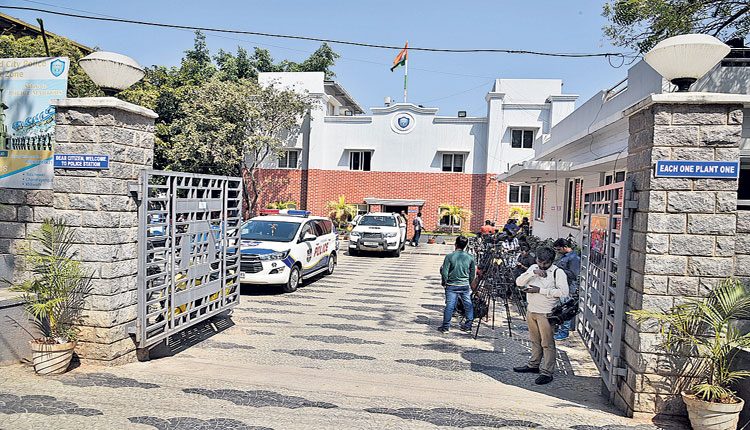 తప్పనిసరైతేనే.. పోలీస్‌స్టేషన్‌కు రండి