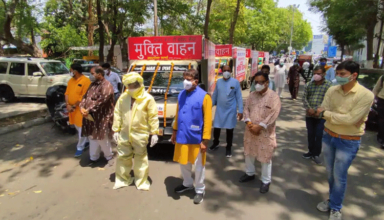 ఫోటో ఫోజు కోస‌మే మార్చురీ వ్యాన్ల విరాళం