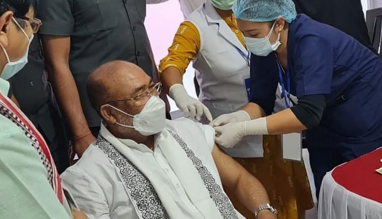 కొవిడ్ టీకా తీసుకున్న మ‌ణిపూర్ సీఎం