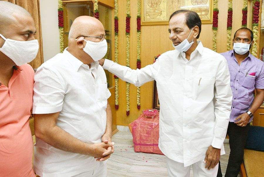 చీఫ్‌ విప్‌ బోడకుంటికి సీఎం కేసీఆర్‌ పరామర్శ