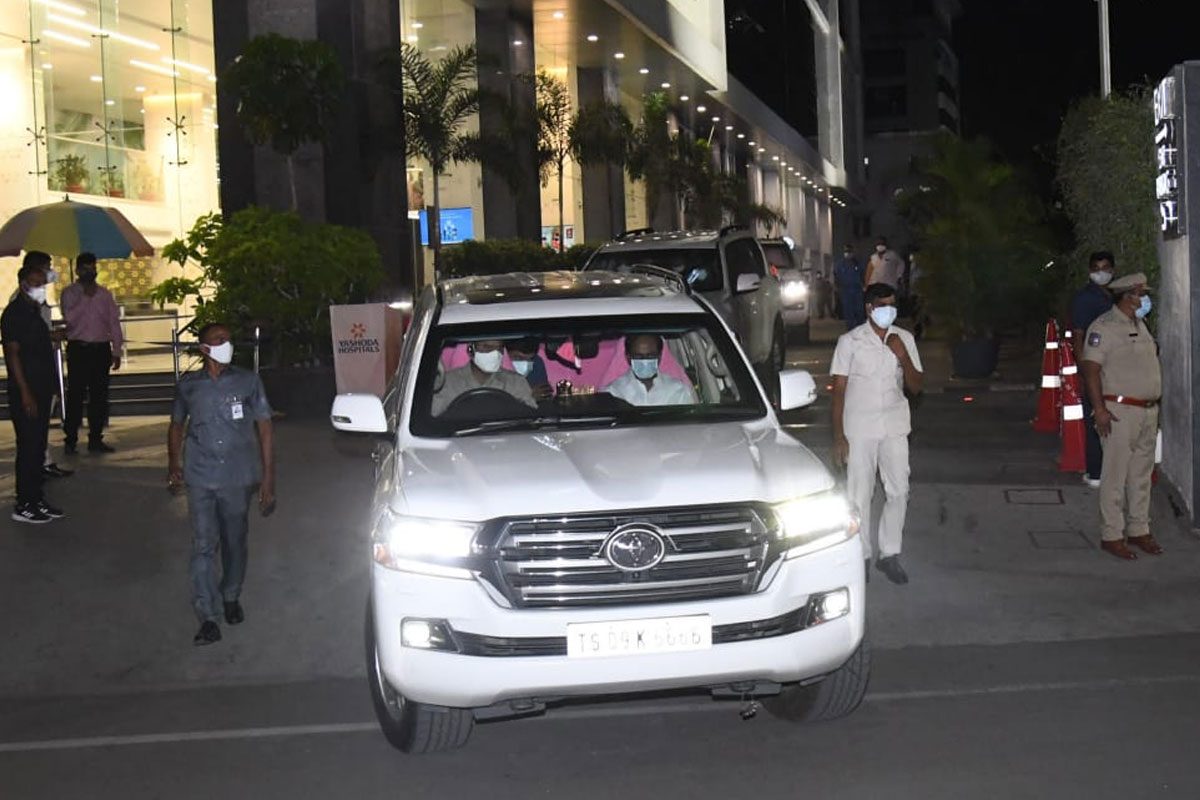 సీఎం కేసీఆర్‌ పూర్తి ఆరోగ్యంగా ఉన్నారు : వైద్యులు