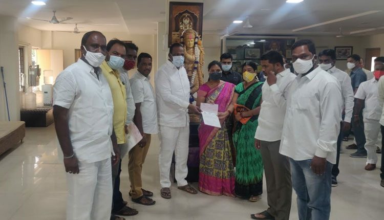 లబ్ధిదారులకు సీఎంఆర్‌ఎఫ్‌ చెక్కులు పంపిణీ