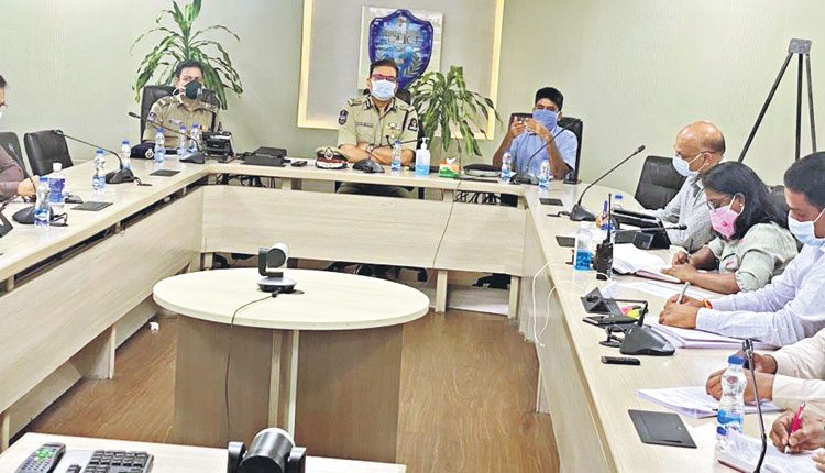 సమన్వయంతో వేగంగా సేవలు అందించాలి