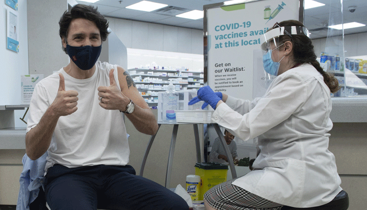 ఆస్ట్రాజెనెకా టీకా మొద‌టి డోస్ తీసుకున్న కెన‌డా ప్ర‌ధాని