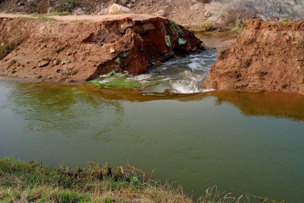 కాల్వకు గండి.. వృథాపోతున్న గోదావరి జలాలు