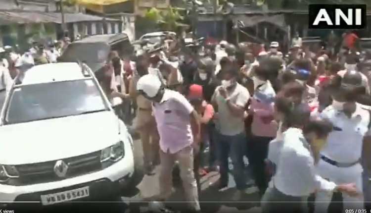బీజేపీ అభ్య‌ర్థి కారును ఘెరావ్ చేసిన టీఎంసీ కార్య‌క‌ర్త‌లు.. వీడియో