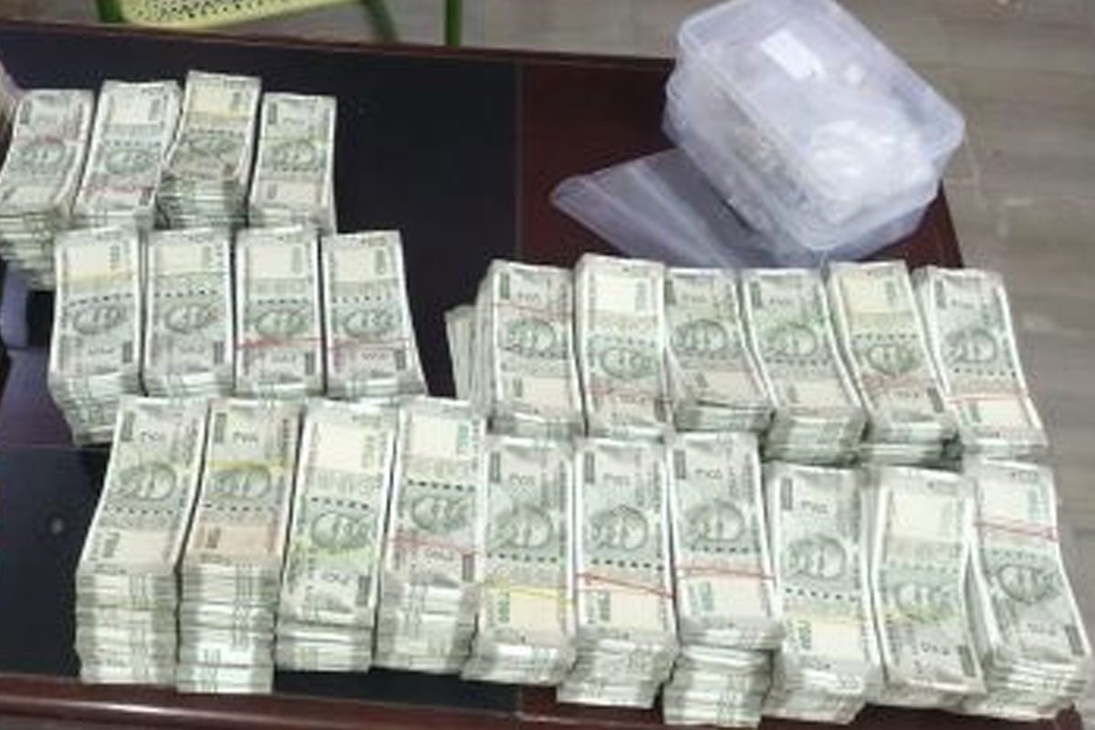 కారులో తరలిస్తున్న కోటి 40 లక్షలు పట్టివేత